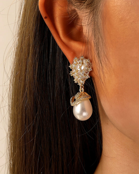 Vee Pearl Earrings Gold